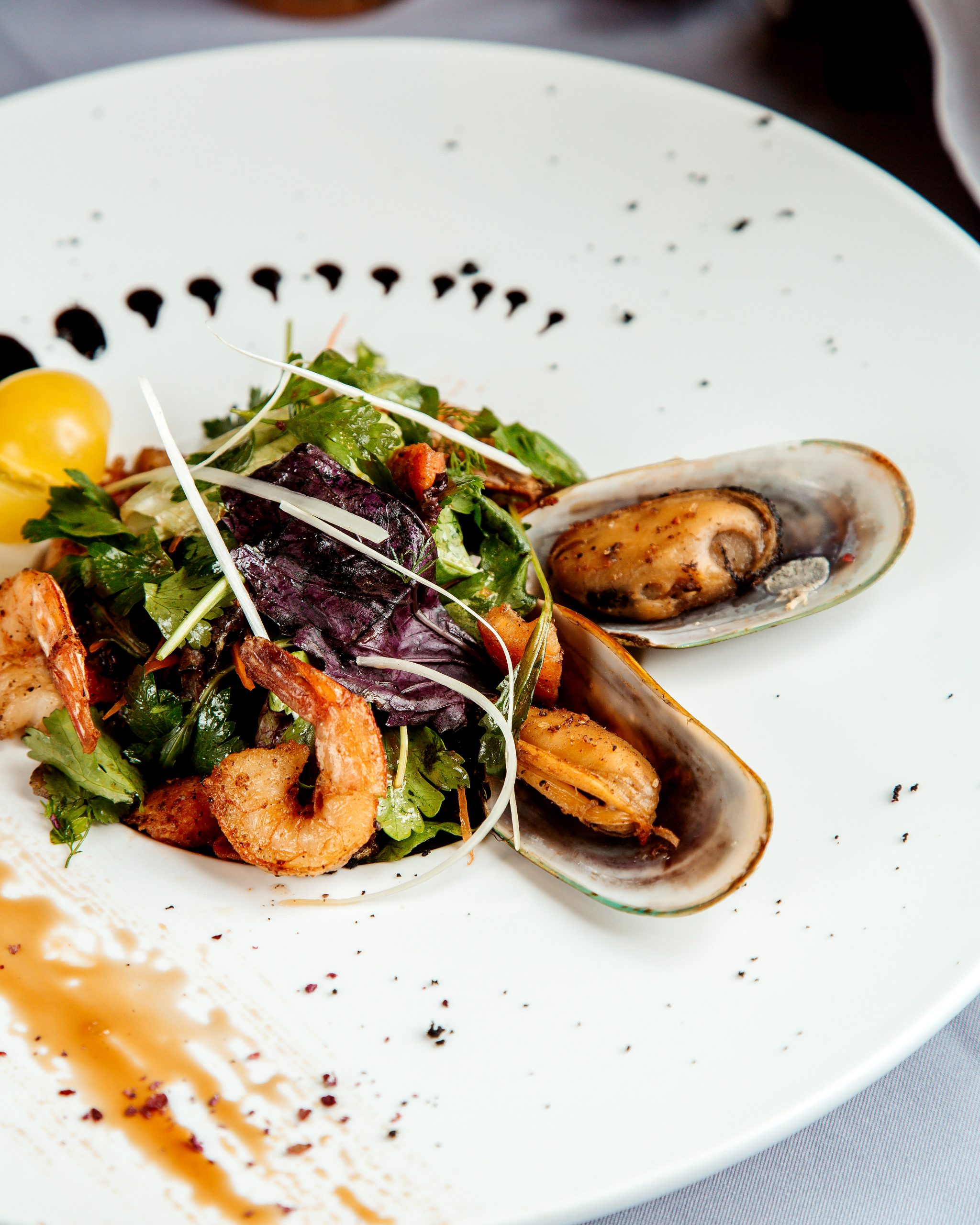 vegetable salad with fried shrimps